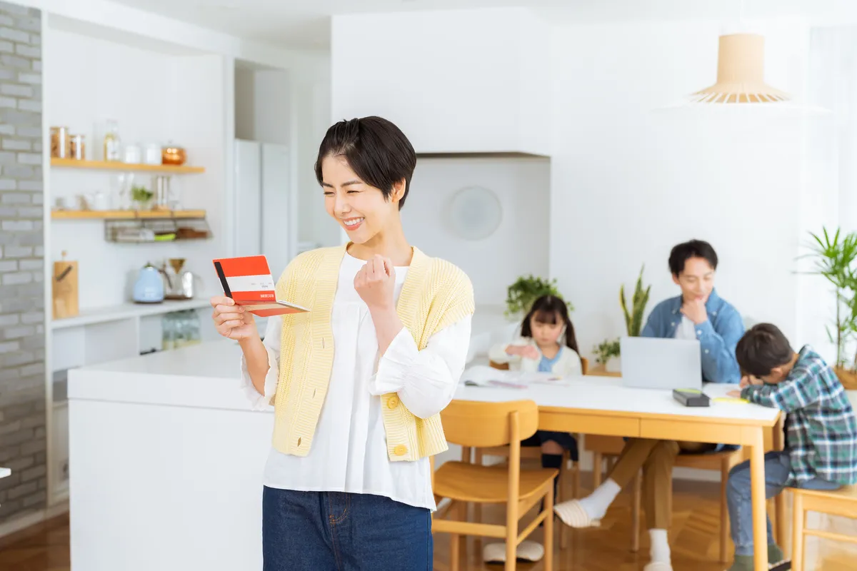 通帳を持つ女性