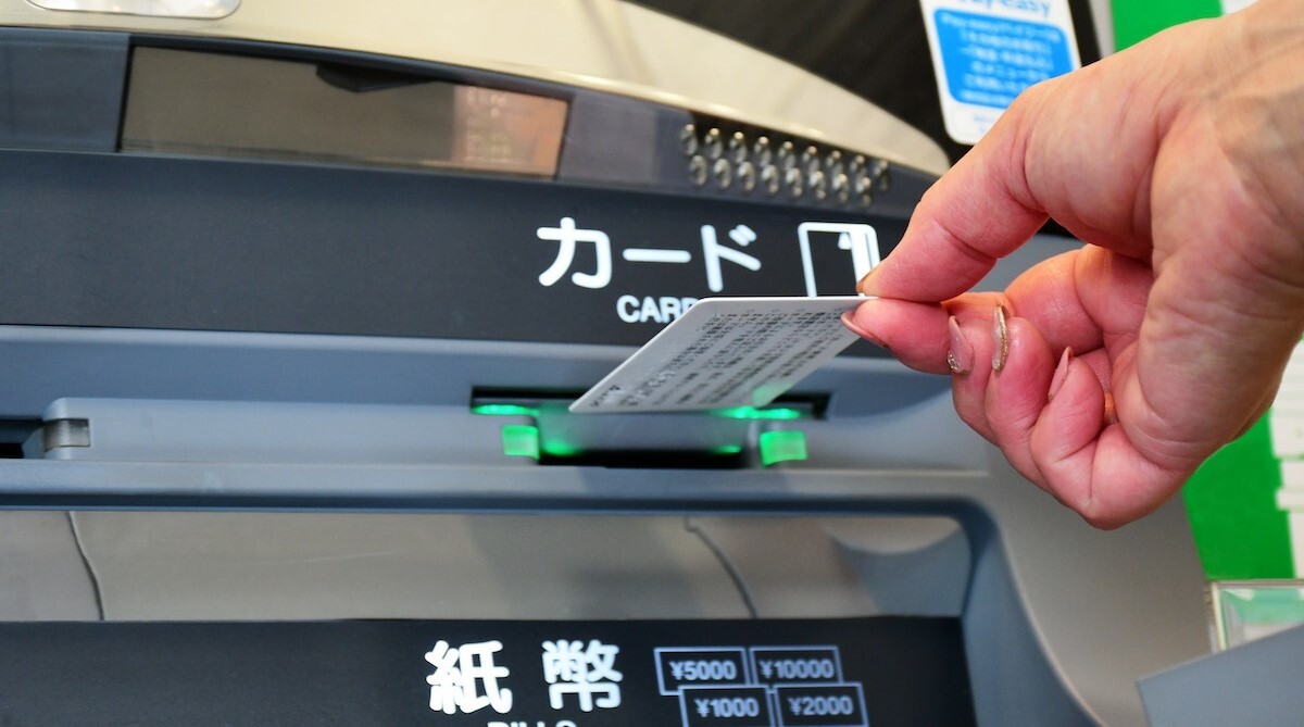 キャッシュカードとクレジットカードの違いとは？