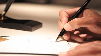 クレジットカードのサインが必要な理由は？署名時のポイントや注意点を解説