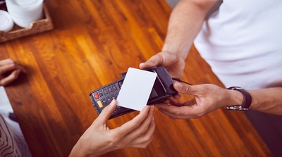 クレジットカードが利用停止になる原因と再開する方法
