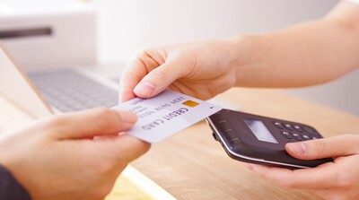 郵便局でクレジットカードを使う方法や注意点を解説