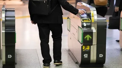 モバイルSuicaはデビットカードでチャージできる？