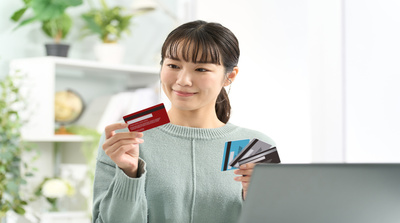 デビットカードの上限額を確認する方法や注意点を解説！