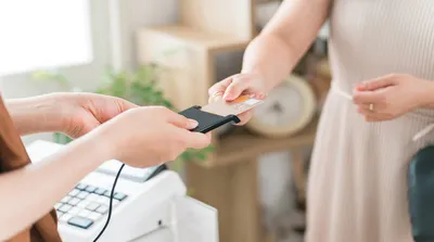 デビットカードに手数料はかかる？利用時の注意点を解説