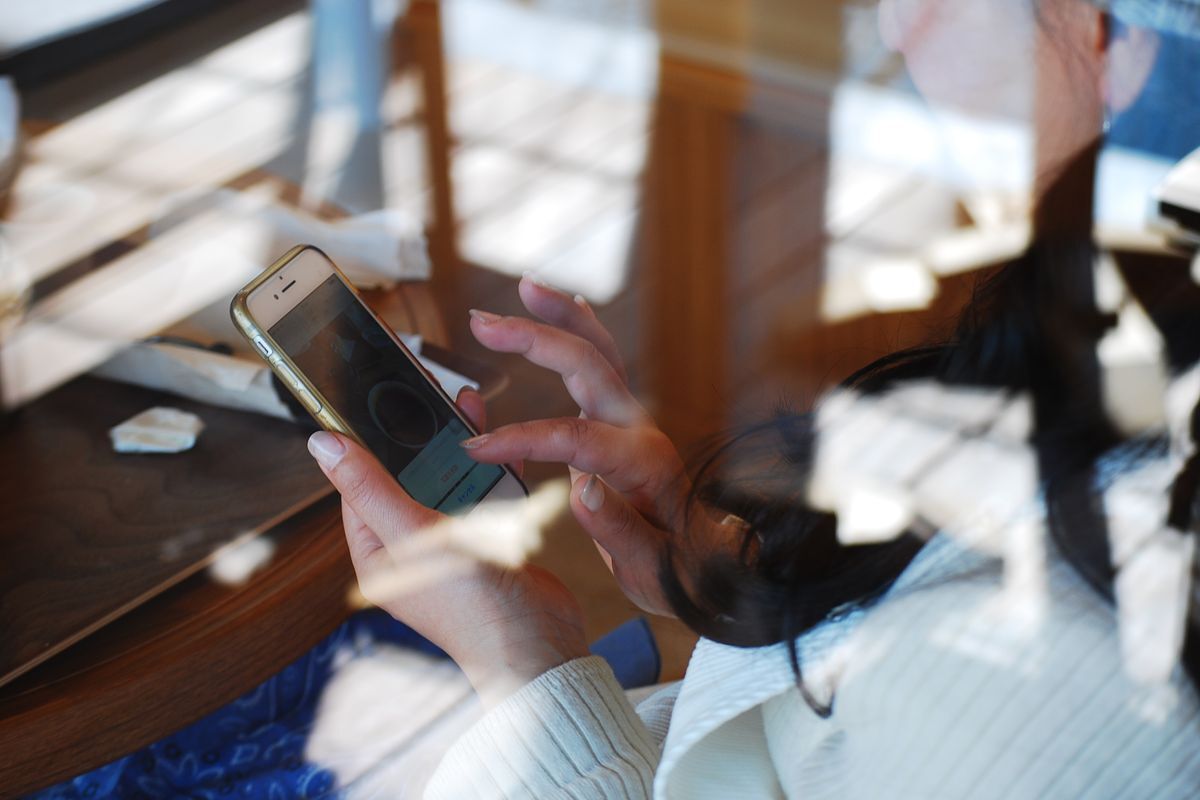 スマホを操作する画像