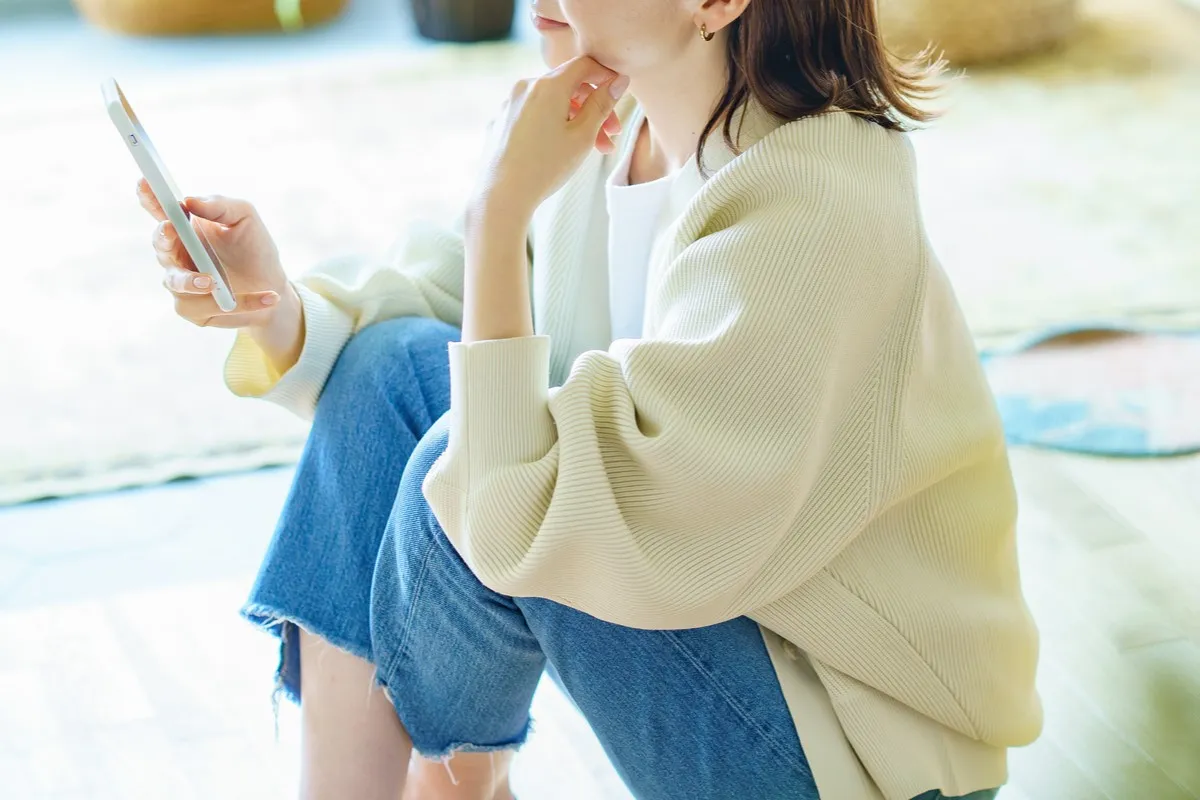 スマホを持つ女性
