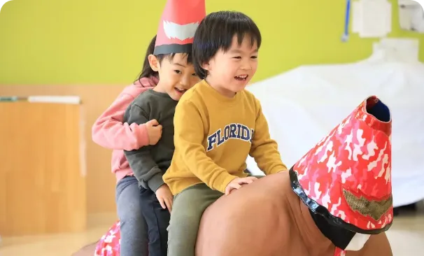 子どもと遊ぶプロレスラー