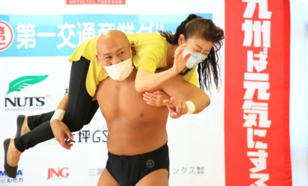 女性を持ち上げるプロレスラー