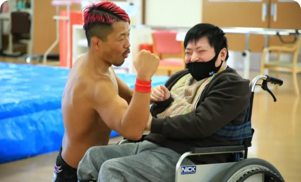 障がい者と触れ合うプロレスラー